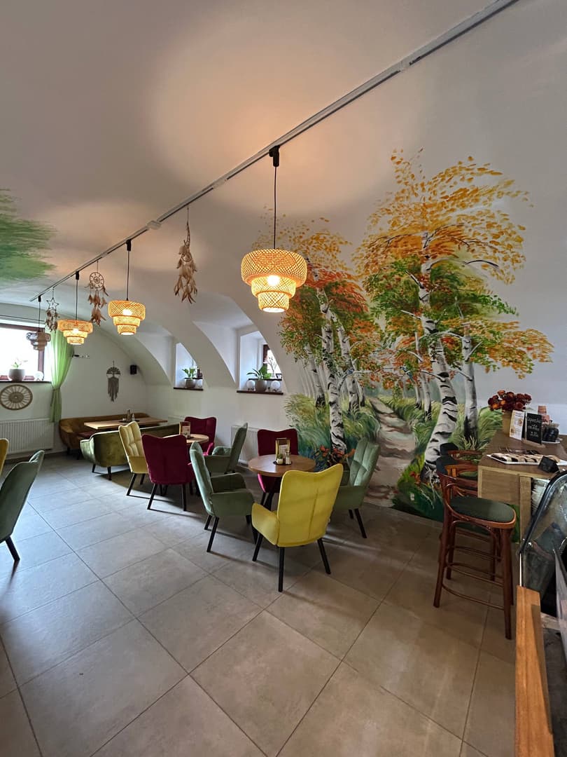 Brezová maľba so žltým osvetlením