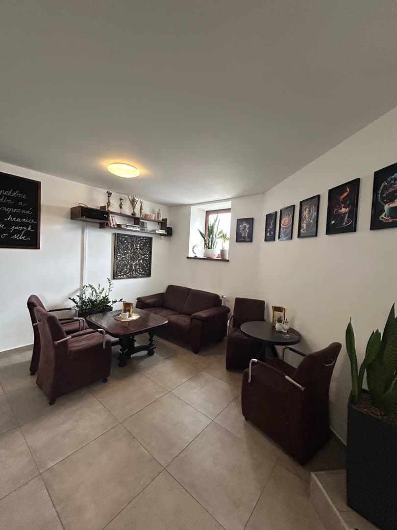 Sedenie s gaučom a kávovou dekoráciou