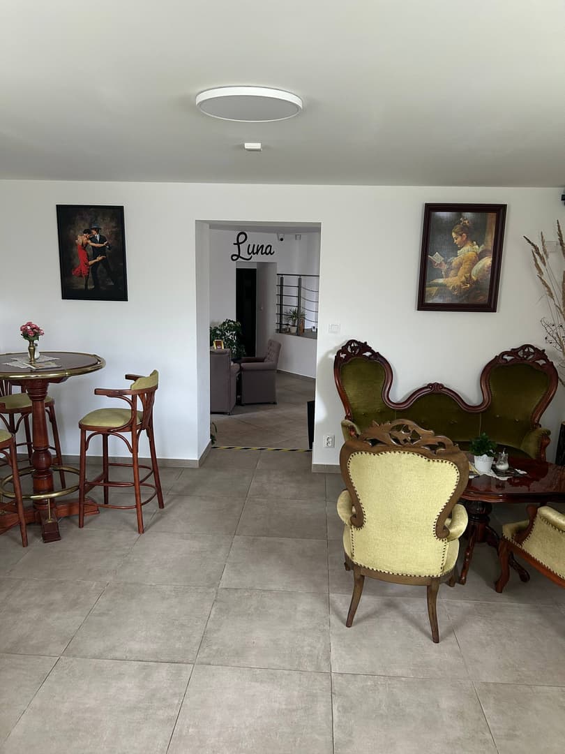 Vintage sedenie s vysokým stolom